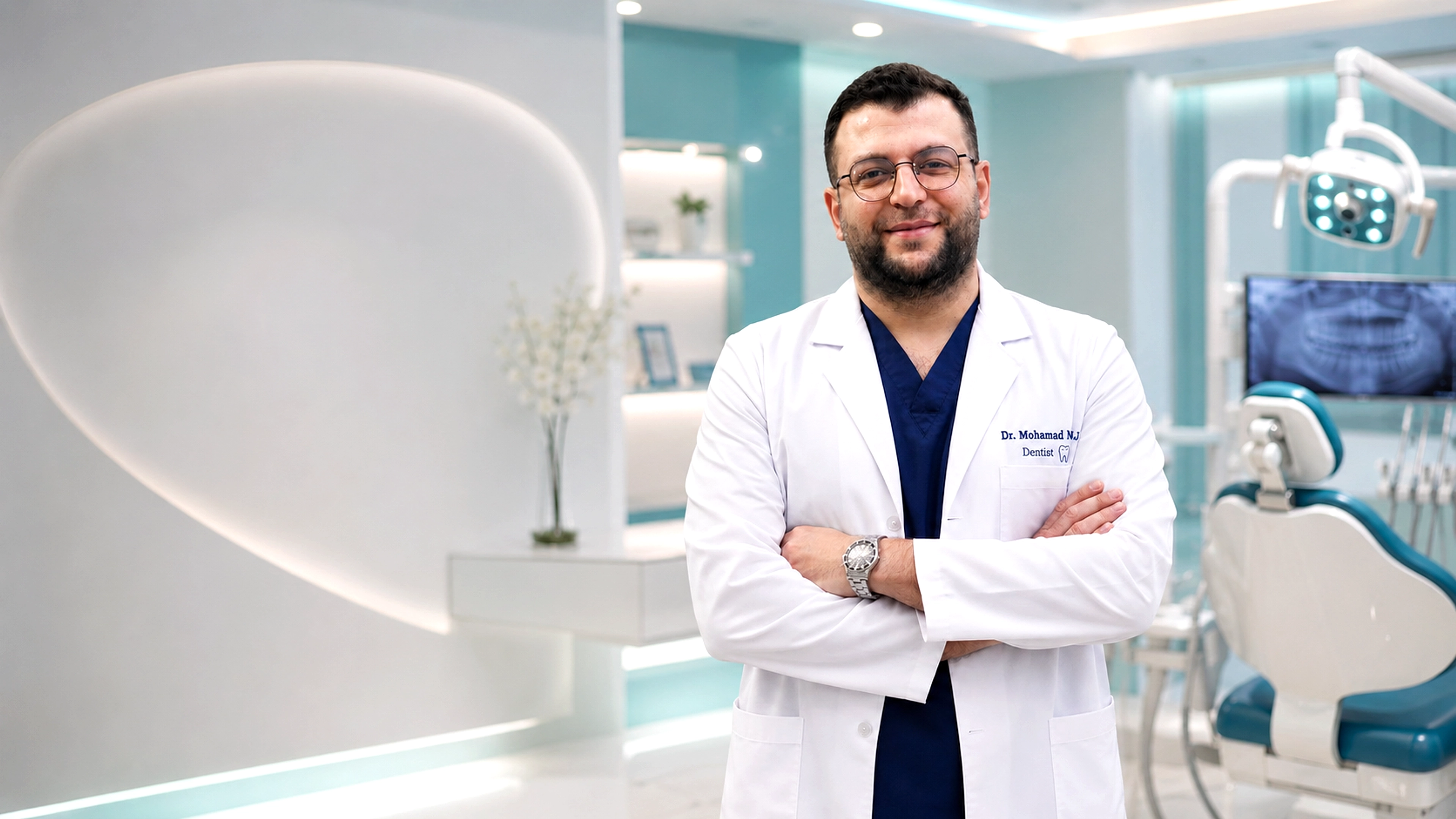 الدكتور محمد النجار داخل عيادة أسنان حديثة